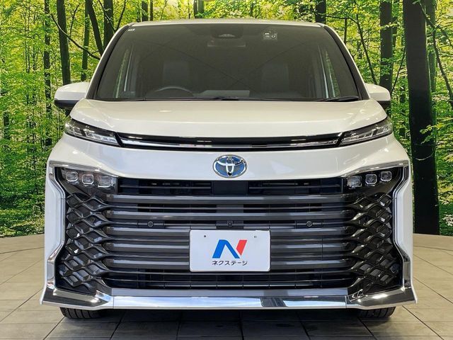 TOYOTA VOXY HYBRID 2022