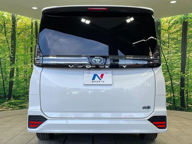 TOYOTA VOXY HYBRID 2022
