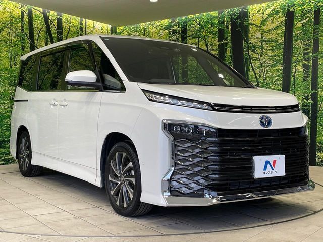 TOYOTA VOXY HYBRID 2022