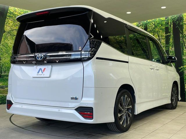 TOYOTA VOXY HYBRID 2022