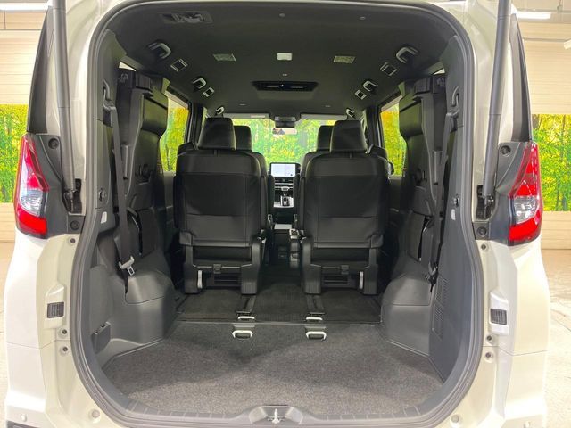 TOYOTA NOAH HYBRID 2024