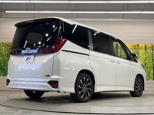 TOYOTA NOAH HYBRID 2024