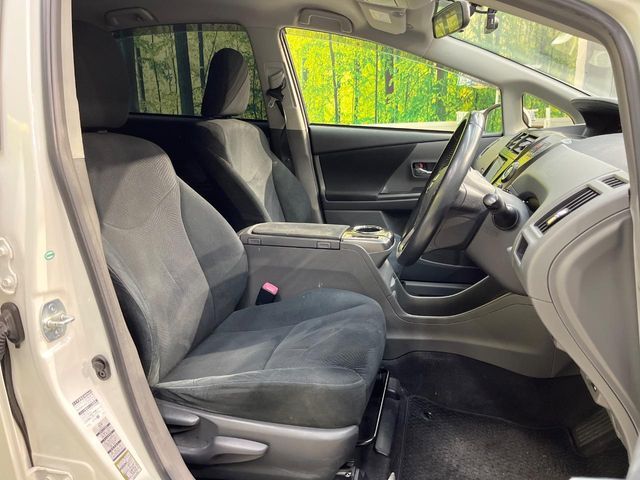 TOYOTA PRIUS Alpha 2014