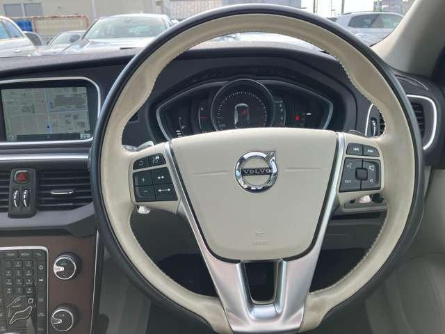 VOLVO VOLVO V40 2017