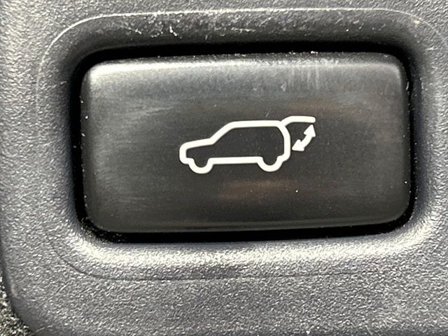 TOYOTA HARRIER 4WD 2017