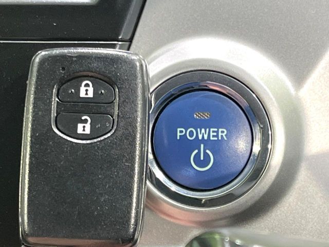 TOYOTA PRIUS Alpha 2013