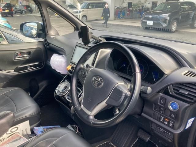 TOYOTA VOXY HYBRID 2018