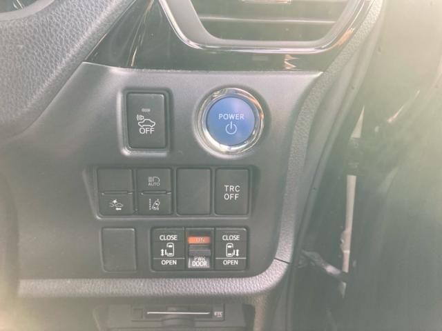 TOYOTA VOXY HYBRID 2018