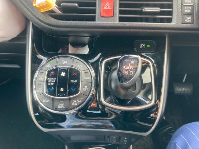 TOYOTA VOXY HYBRID 2018