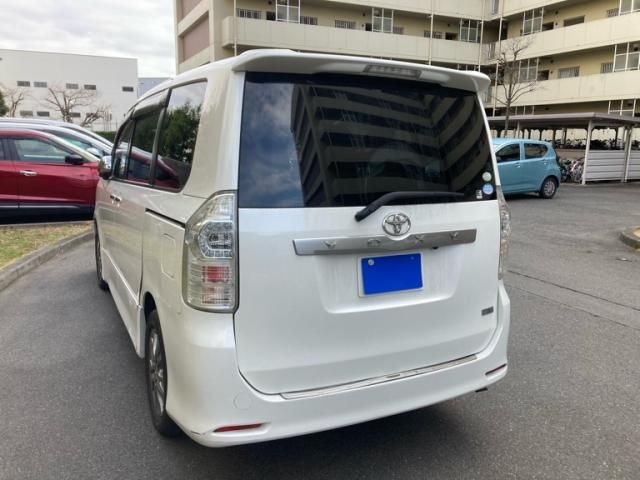 TOYOTA VOXY 2011