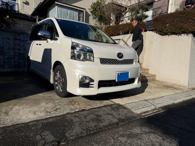 TOYOTA VOXY 2013