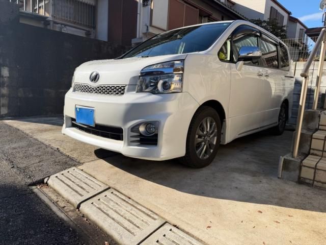 TOYOTA VOXY 2013