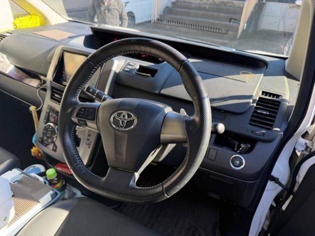 TOYOTA VOXY 2013