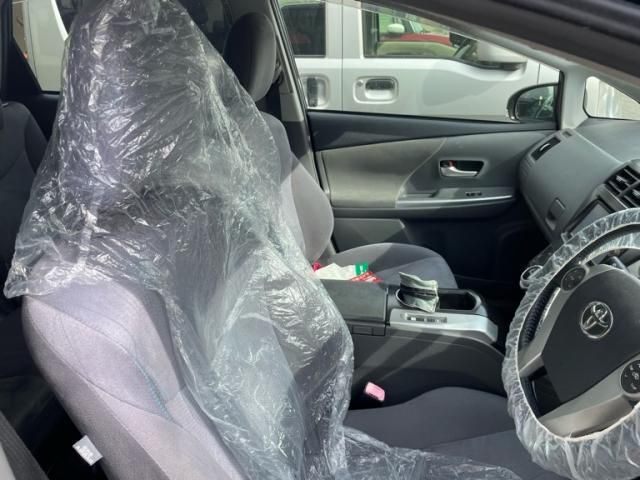 TOYOTA PRIUS Alpha 2013