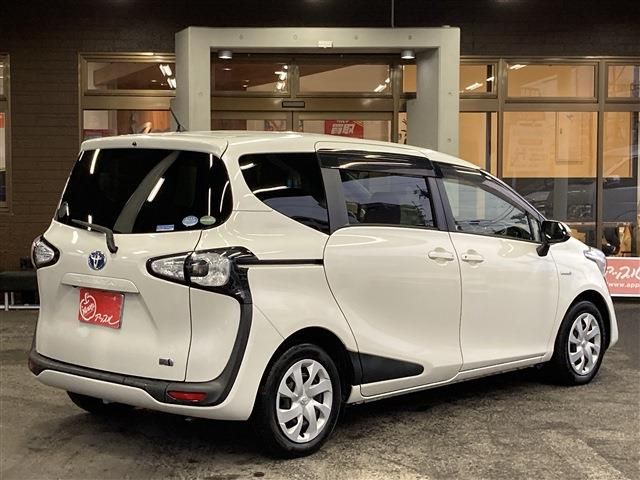 TOYOTA SIENTA HYBRID 2015