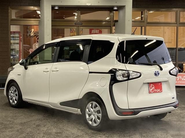 TOYOTA SIENTA HYBRID 2015