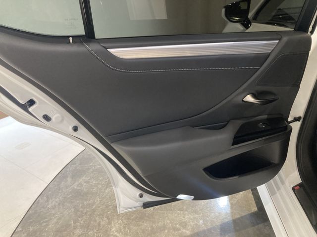 TOYOTA LEXUS ES300h 2023