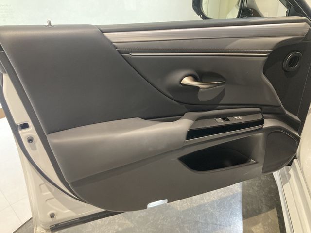 TOYOTA LEXUS ES300h 2023