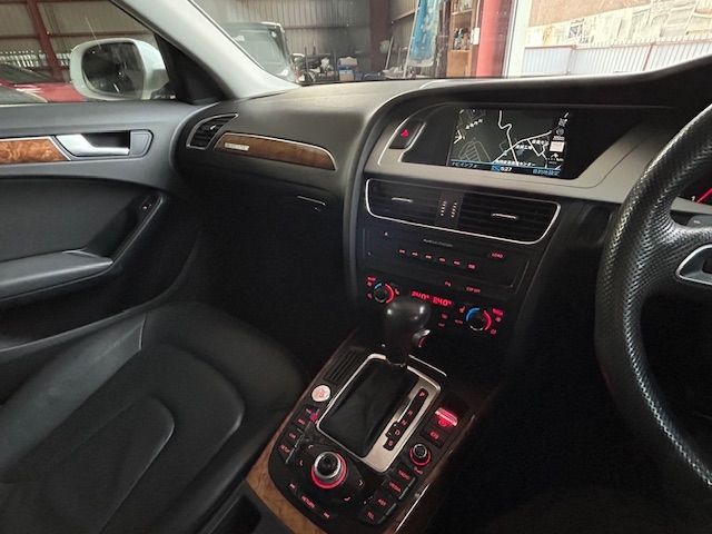 AUDI AUDI A4 AVANT 2010