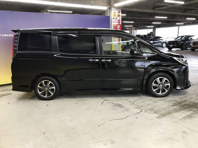 TOYOTA NOAH 2019