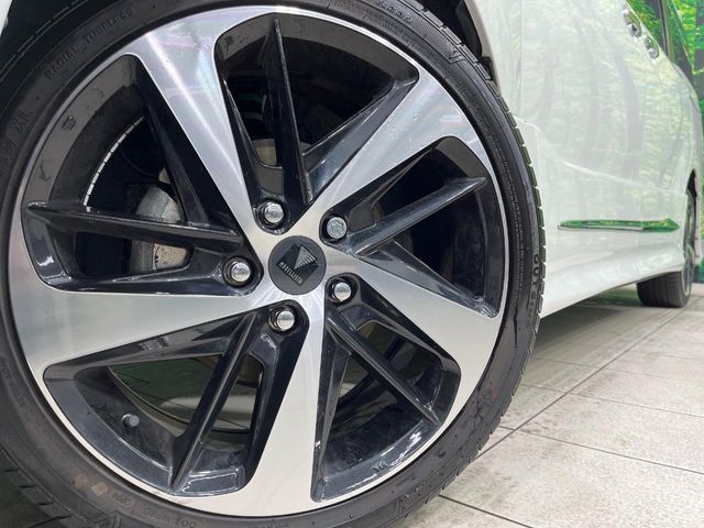 TOYOTA VOXY HYBRID 2020