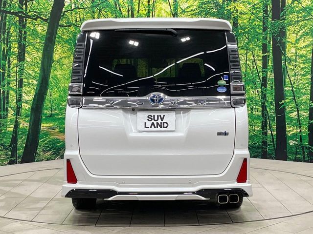 TOYOTA VOXY HYBRID 2020