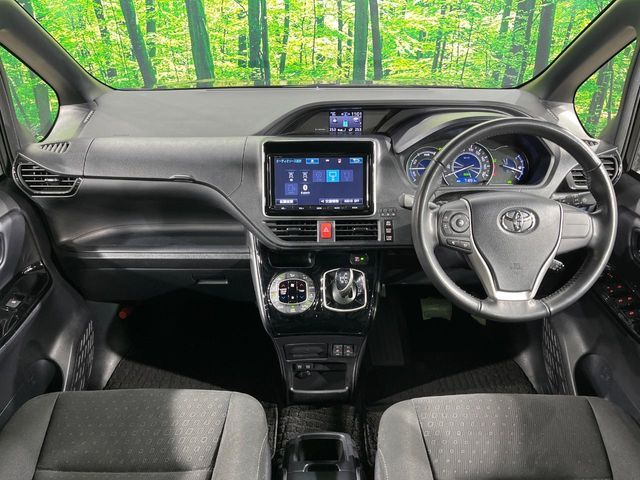 TOYOTA VOXY HYBRID 2018