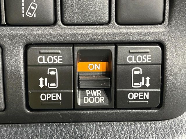 TOYOTA VOXY HYBRID 2018