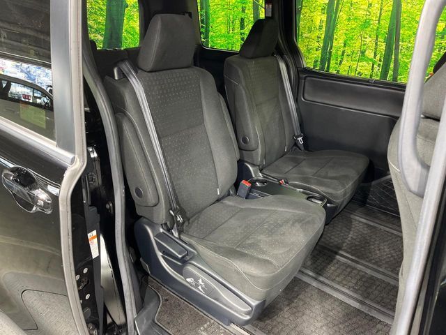 TOYOTA VOXY HYBRID 2018