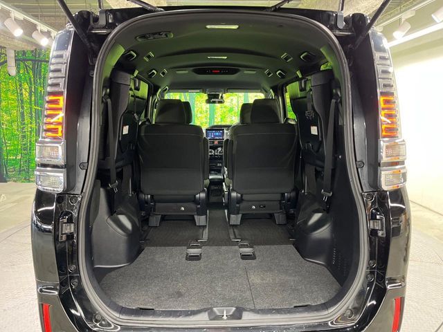 TOYOTA VOXY HYBRID 2018