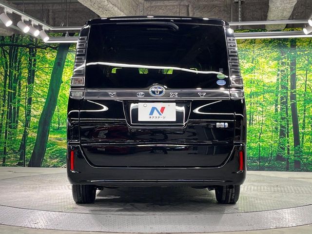 TOYOTA VOXY HYBRID 2018