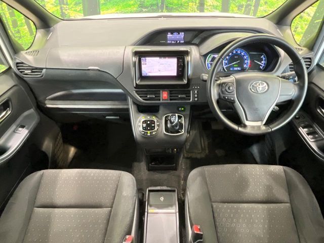 TOYOTA VOXY HYBRID 2015