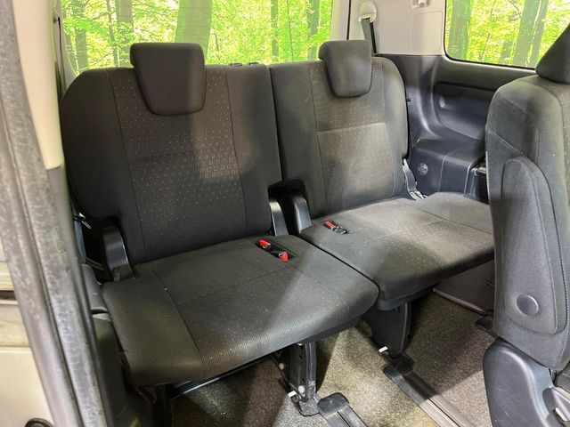 TOYOTA VOXY HYBRID 2015