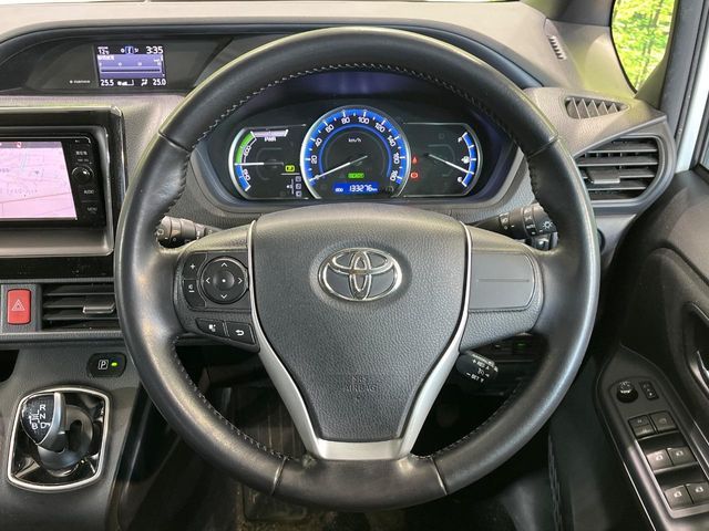 TOYOTA VOXY HYBRID 2015
