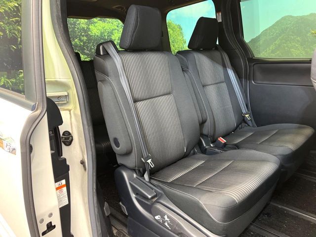 TOYOTA VOXY HYBRID 2019