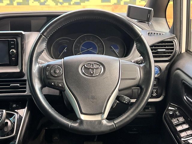 TOYOTA VOXY HYBRID 2019