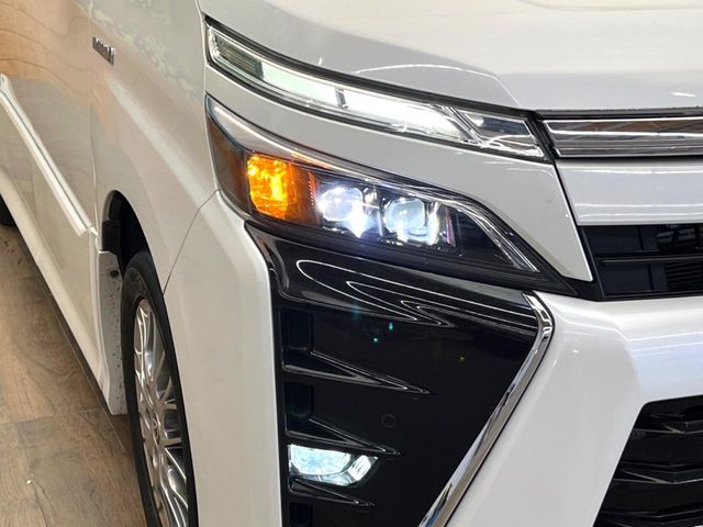 TOYOTA VOXY HYBRID 2019