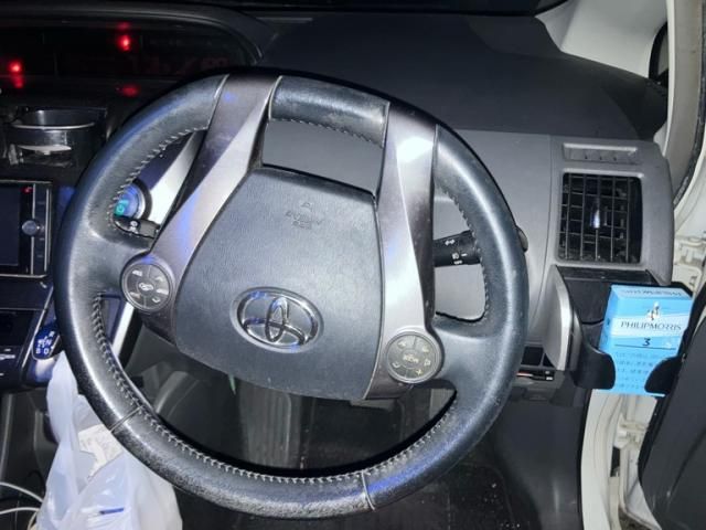 TOYOTA PRIUS Alpha 2014