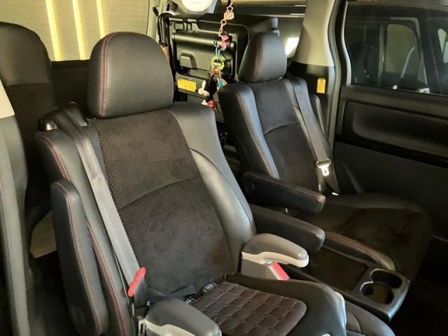 TOYOTA VELLFIRE 2013