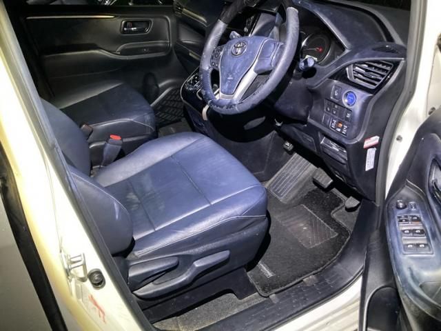 TOYOTA ESQUIRE HYBRID 2016