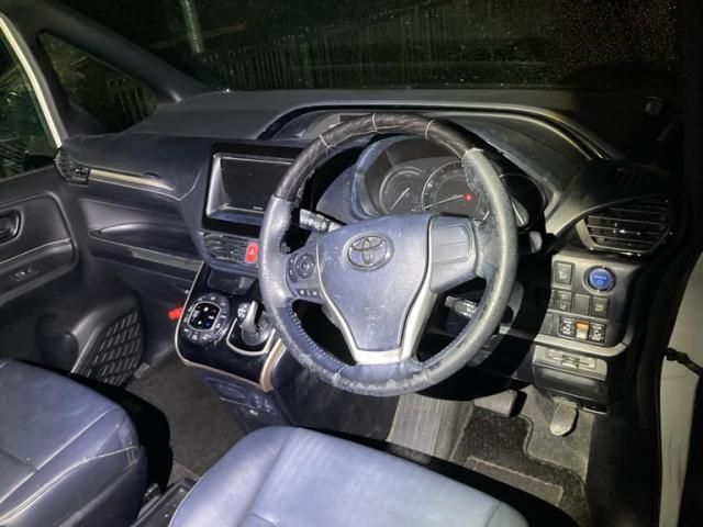 TOYOTA ESQUIRE HYBRID 2016