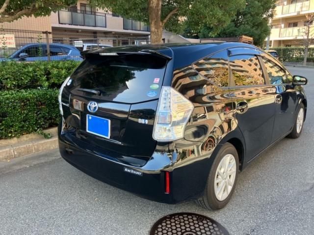 TOYOTA PRIUS Alpha 2012