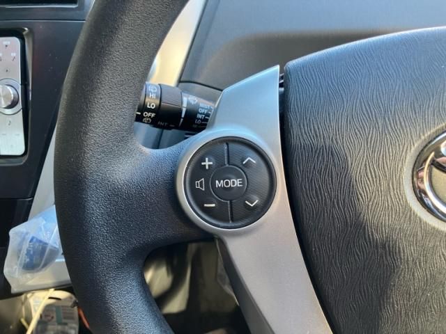 TOYOTA PRIUS Alpha 2012