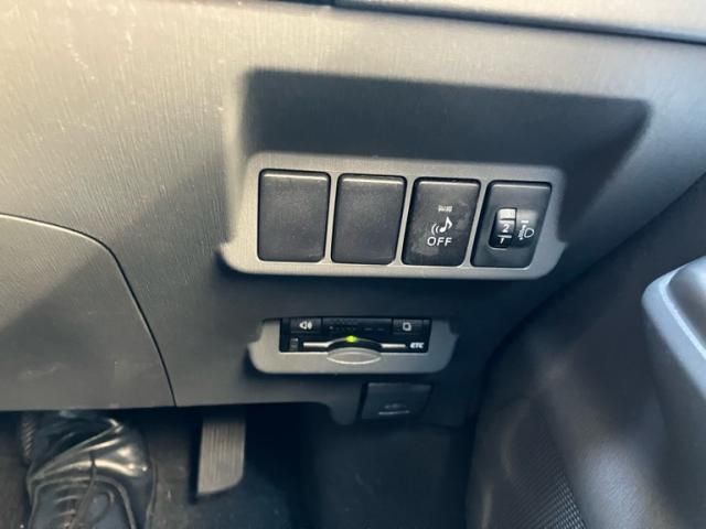 TOYOTA PRIUS Alpha 2012