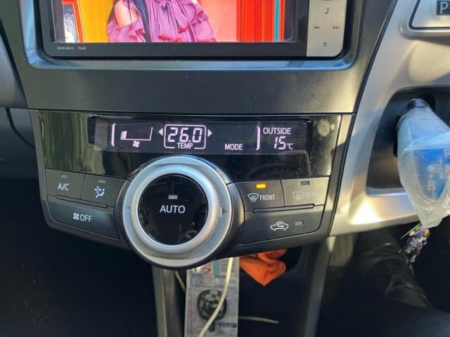 TOYOTA PRIUS Alpha 2012