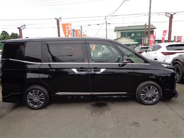 TOYOTA VOXY HYBRID 2023