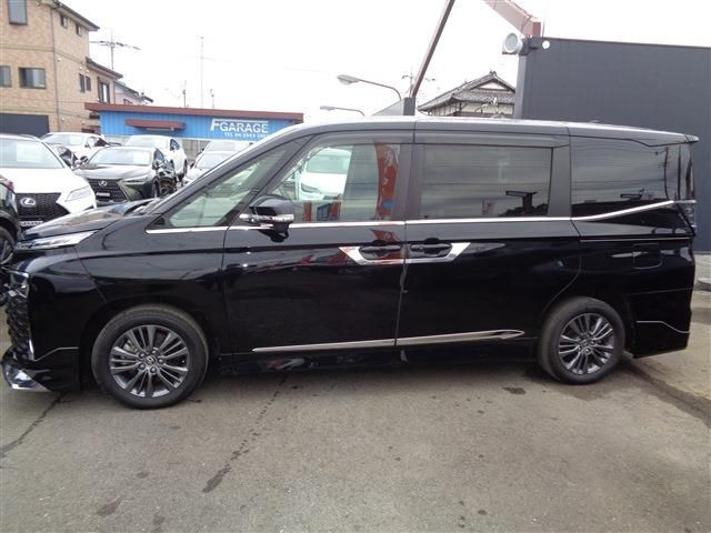 TOYOTA VOXY HYBRID 2023