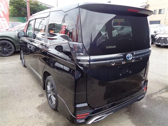 TOYOTA VOXY HYBRID 2023