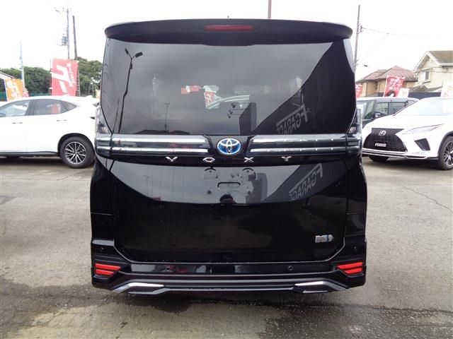 TOYOTA VOXY HYBRID 2023