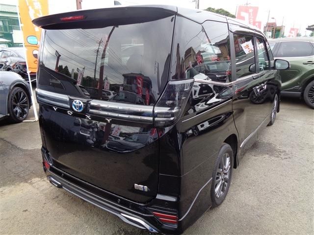 TOYOTA VOXY HYBRID 2023